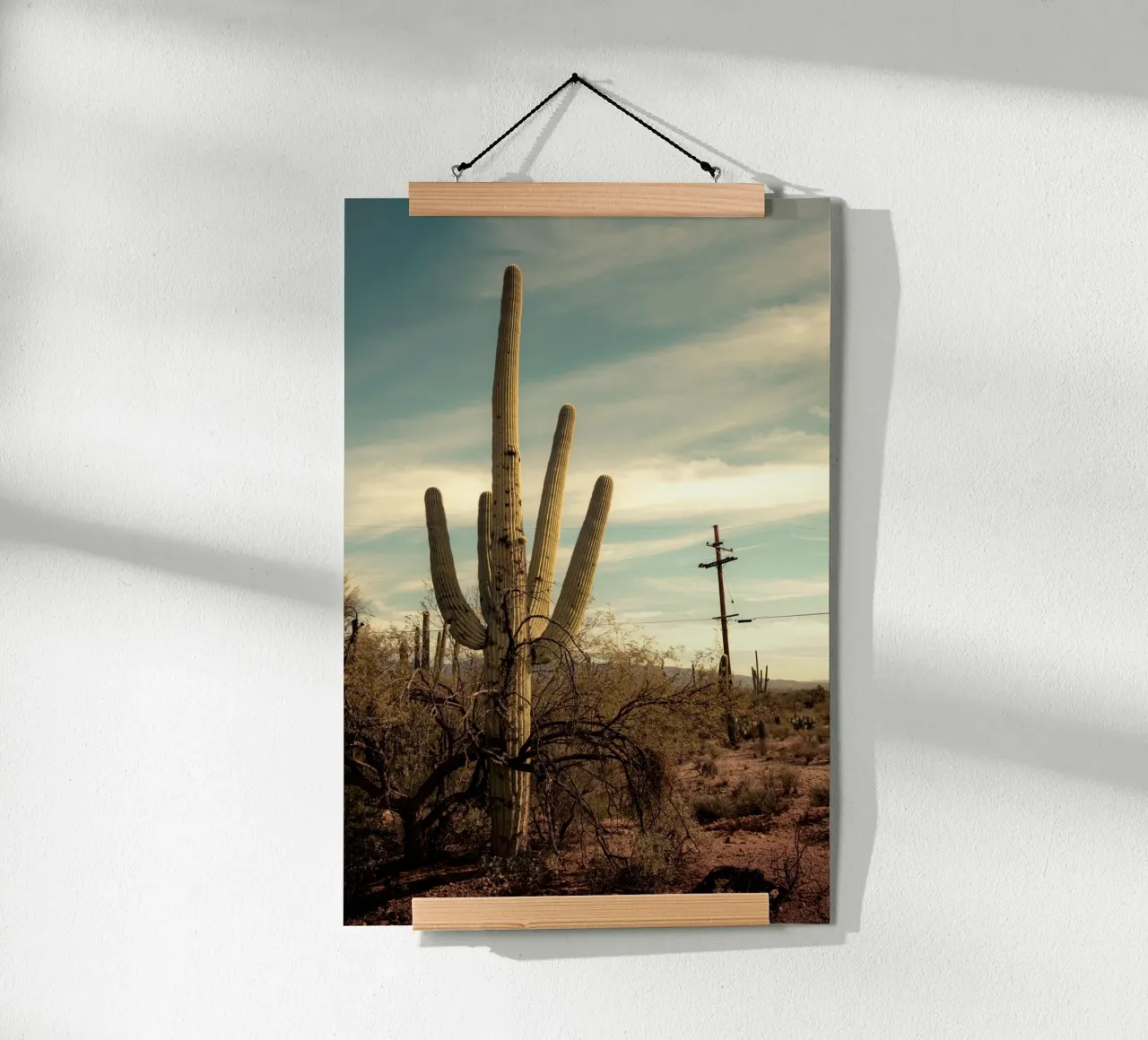 Cactus Saguaro nel deserto dell'Arizona poster con telaio in legno da Finch & Frames
