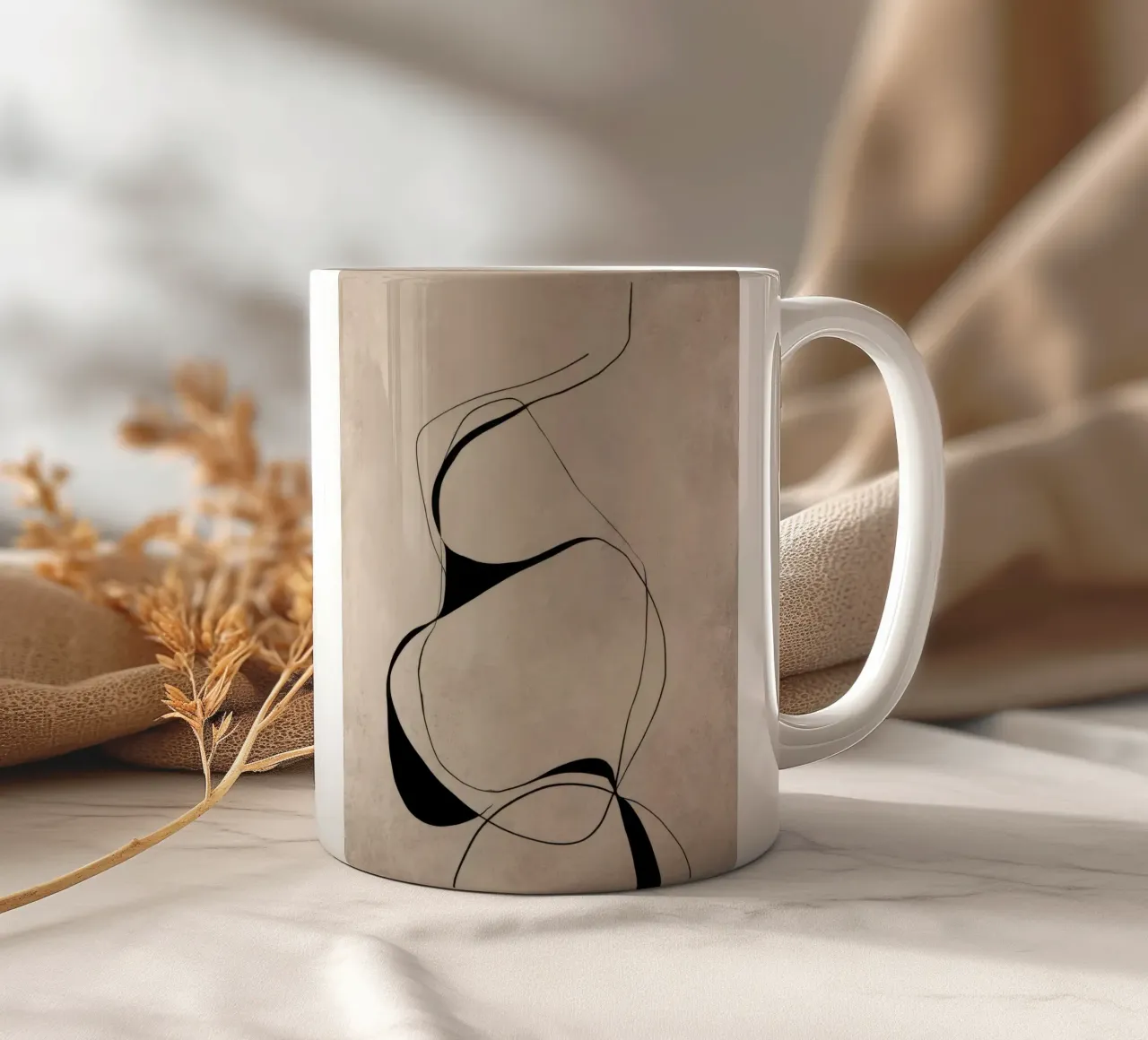 Linee nere astratte e minimaliste su tela neutra tazza in ceramica da Artbyvo