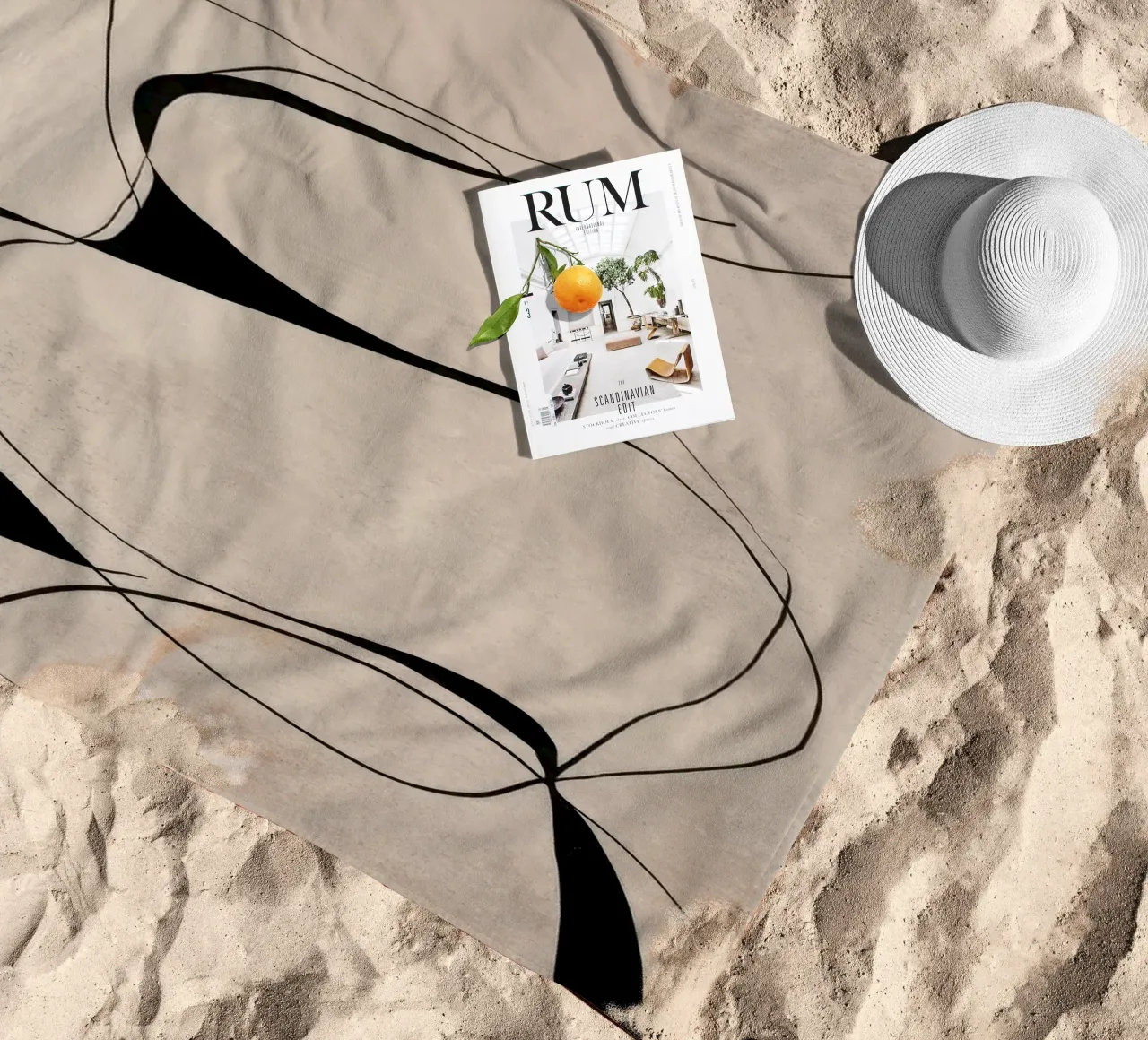 Linee nere astratte e minimaliste su tela neutra telo mare da Artbyvo