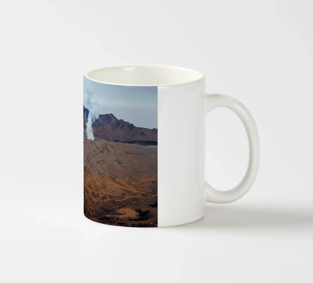 Il monte Aso in Giappone tazza in ceramica da Marcel Bisig