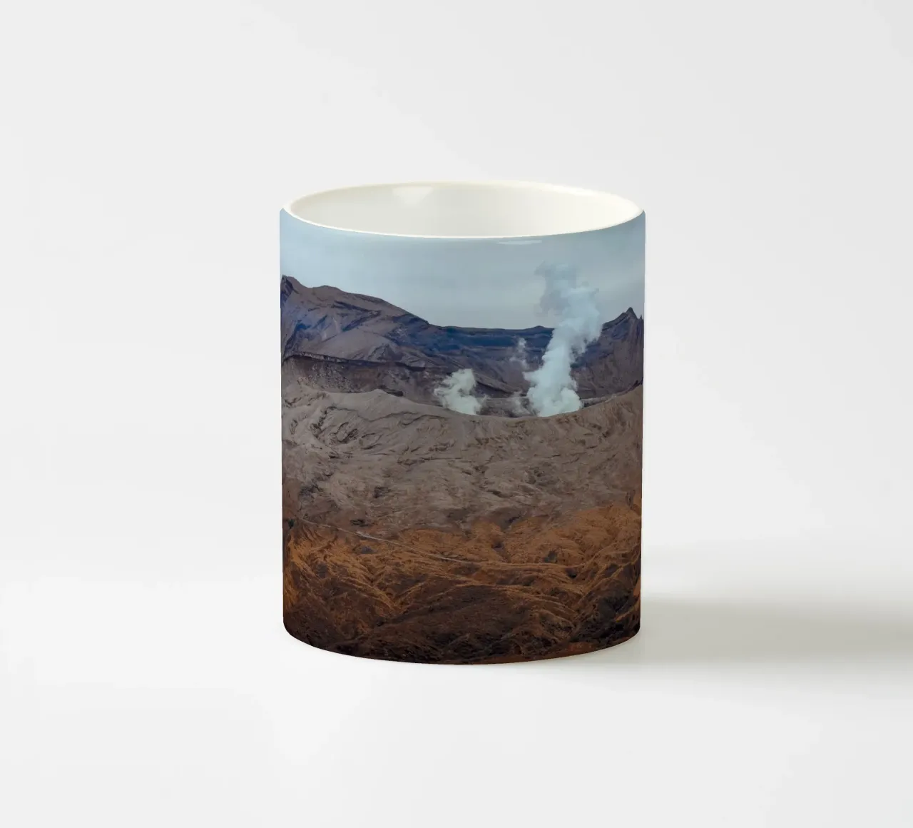 Il monte Aso in Giappone tazza in ceramica da Marcel Bisig