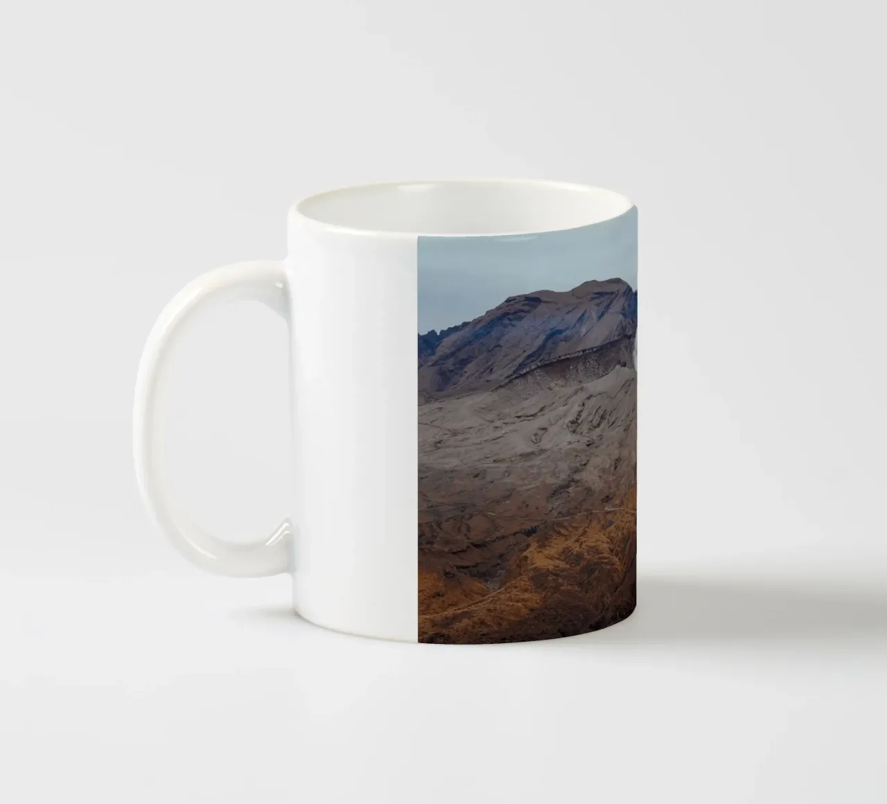 Il monte Aso in Giappone tazza in ceramica da Marcel Bisig