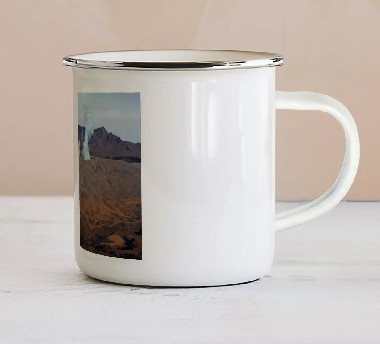 Il monte Aso in Giappone tazza in smalto da Marcel Bisig