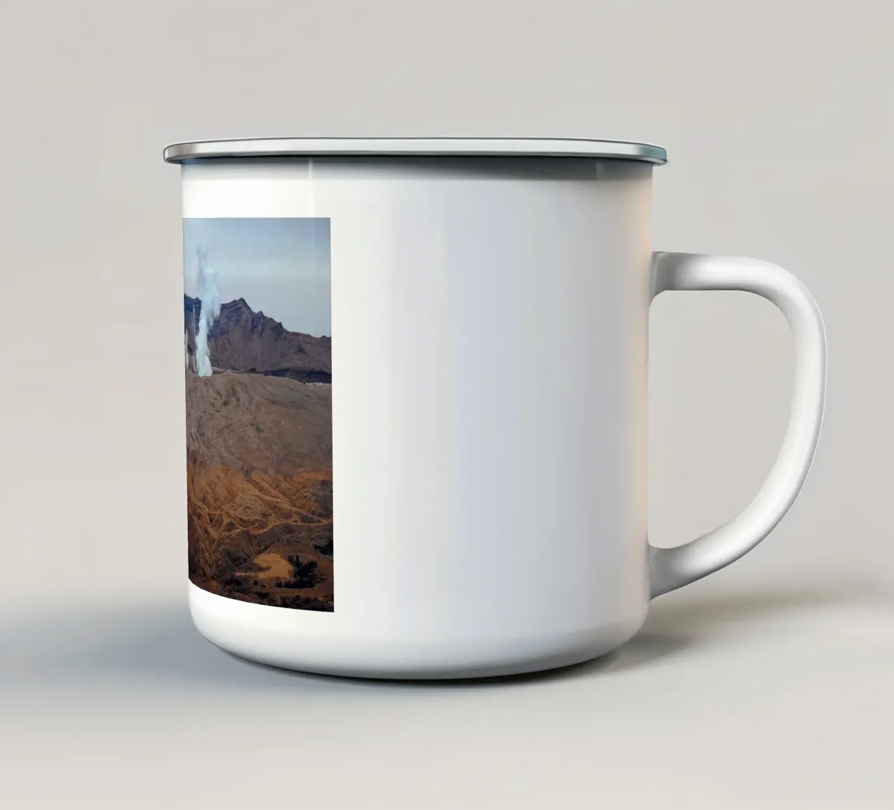 Il monte Aso in Giappone tazza in smalto da Marcel Bisig