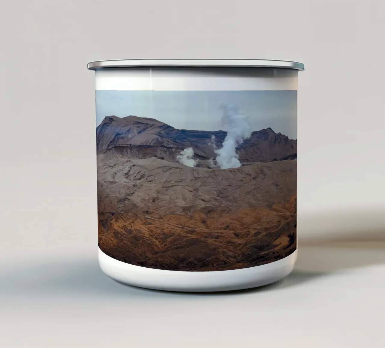 Il monte Aso in Giappone tazza in smalto da Marcel Bisig