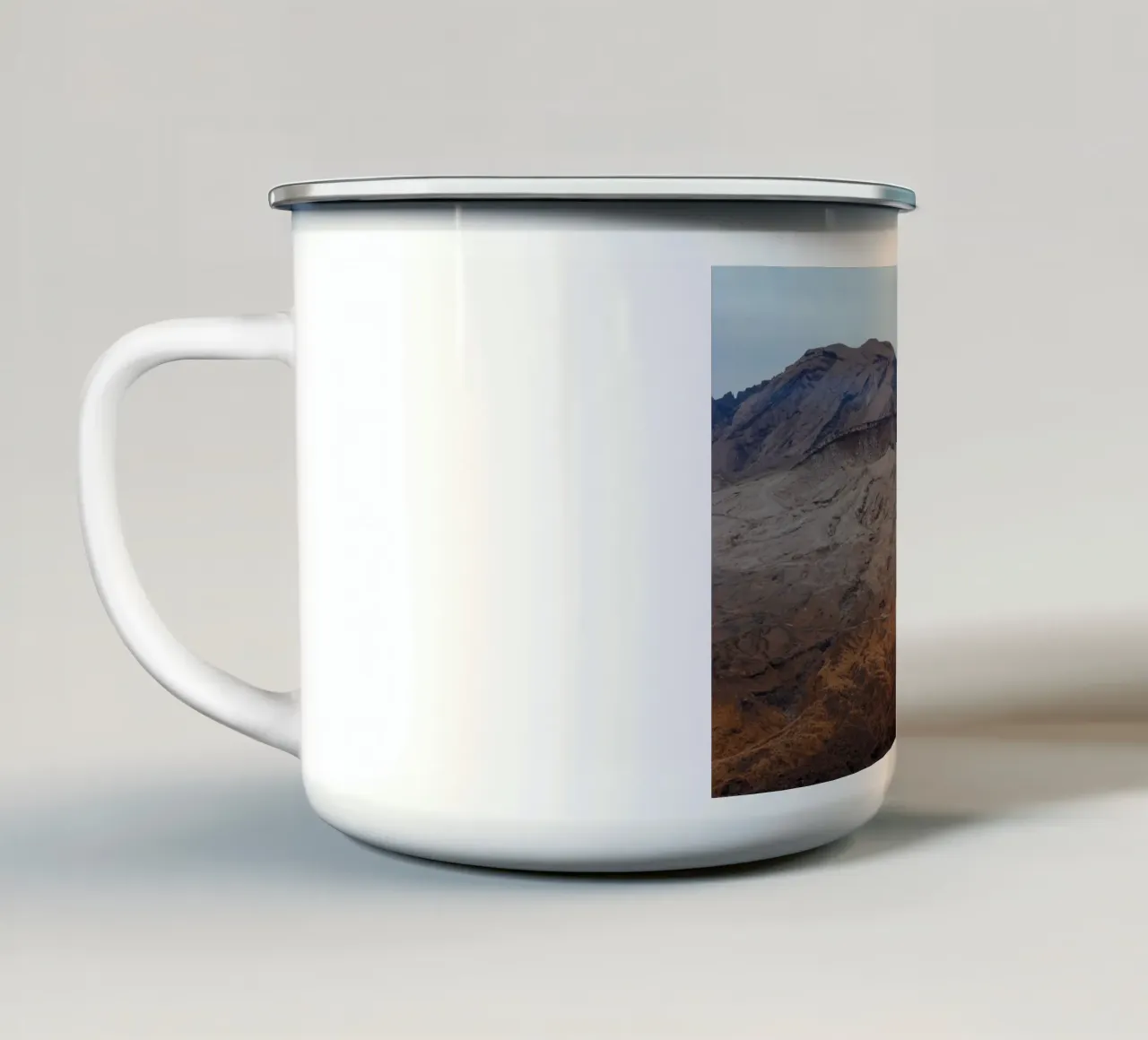 Il monte Aso in Giappone tazza in smalto da Marcel Bisig
