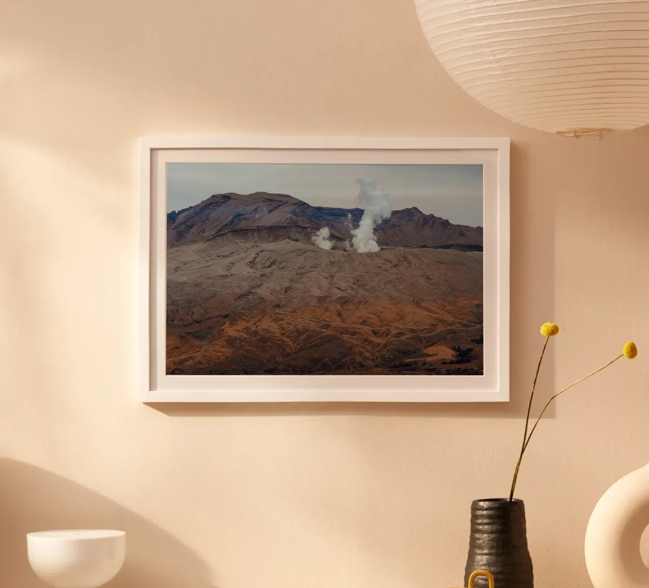 Il monte Aso in Giappone poster con telaio in legno da Marcel Bisig