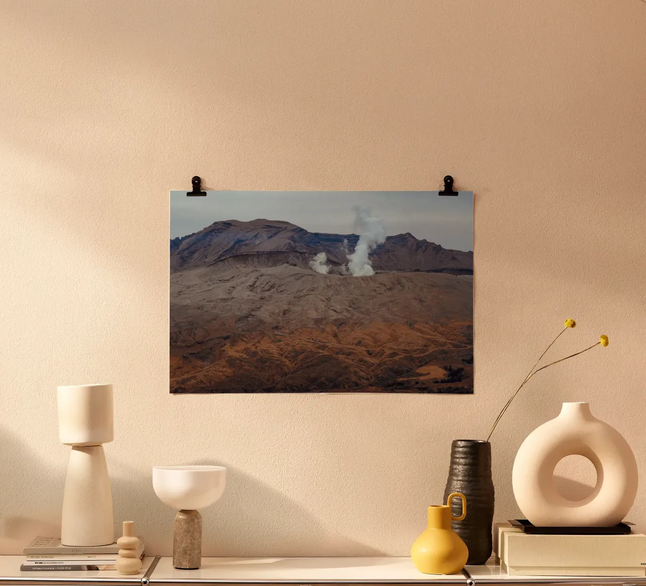 Il monte Aso in Giappone poster con telaio in legno da Marcel Bisig