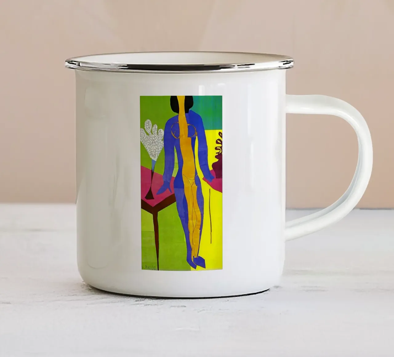 donna in piedi rilassata tazza in smalto da briyan shop
