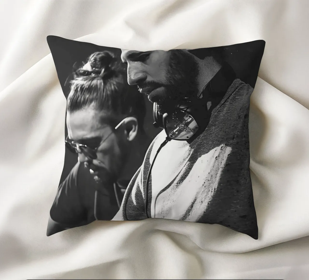 Dimitri Vegas & Like Mike cuscino da Low poly art