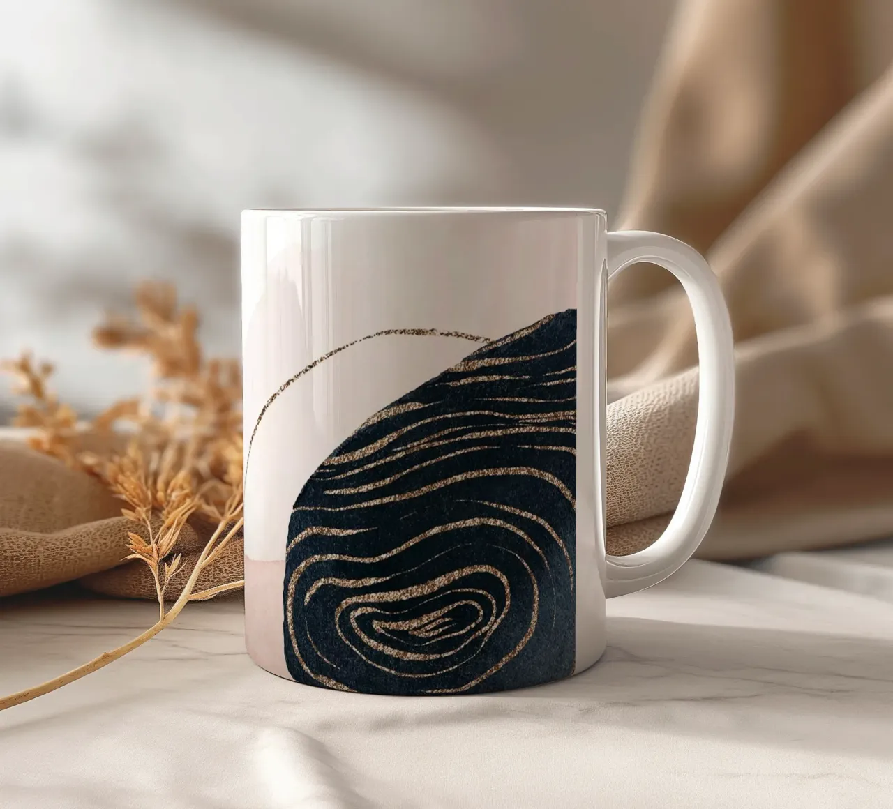 Arte astratta - linee dorate e colori pastello tazza in ceramica da Whole©