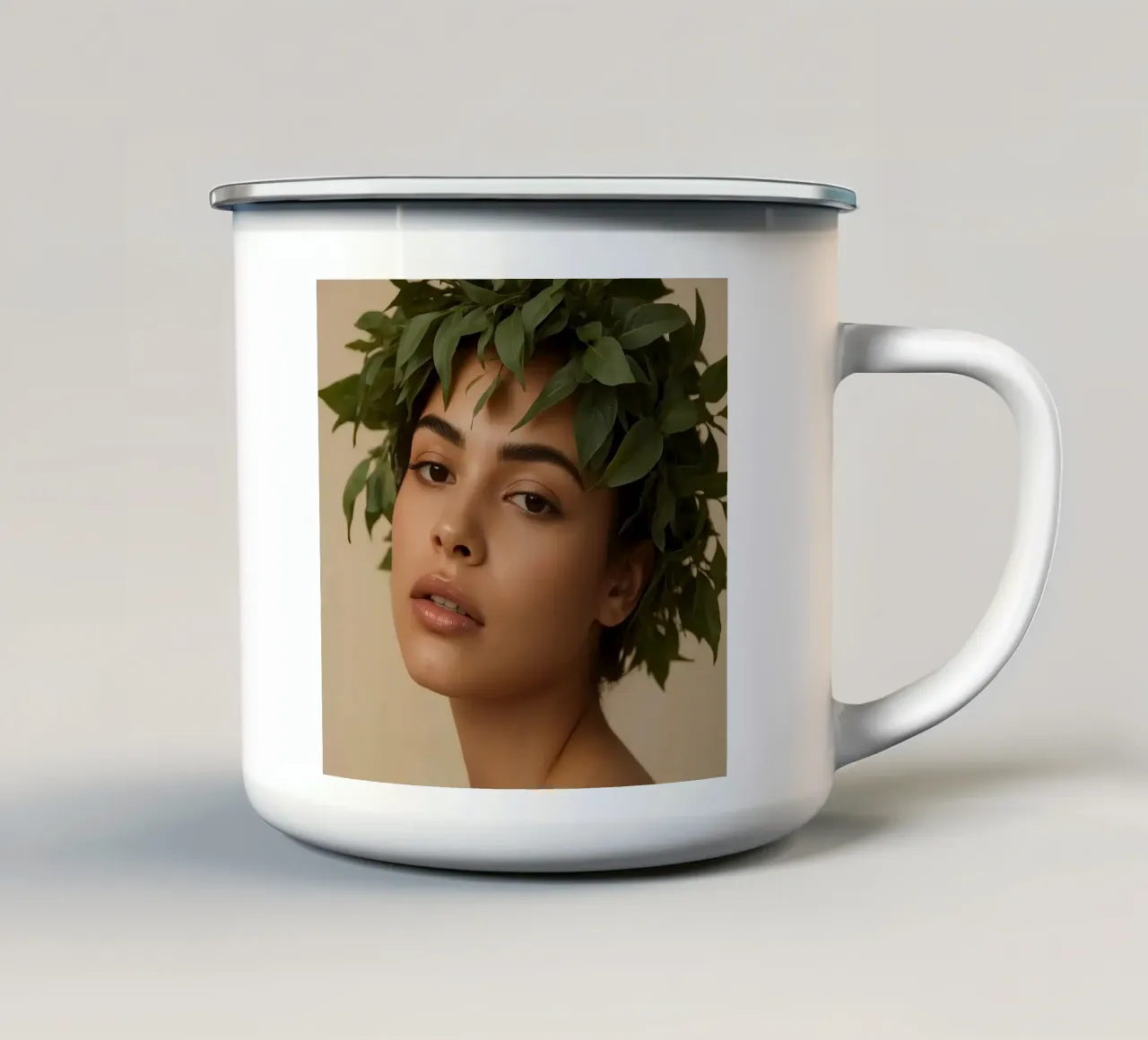 Ritratto di donna con corona di foglie verdi tazza in smalto da DesignDoodle