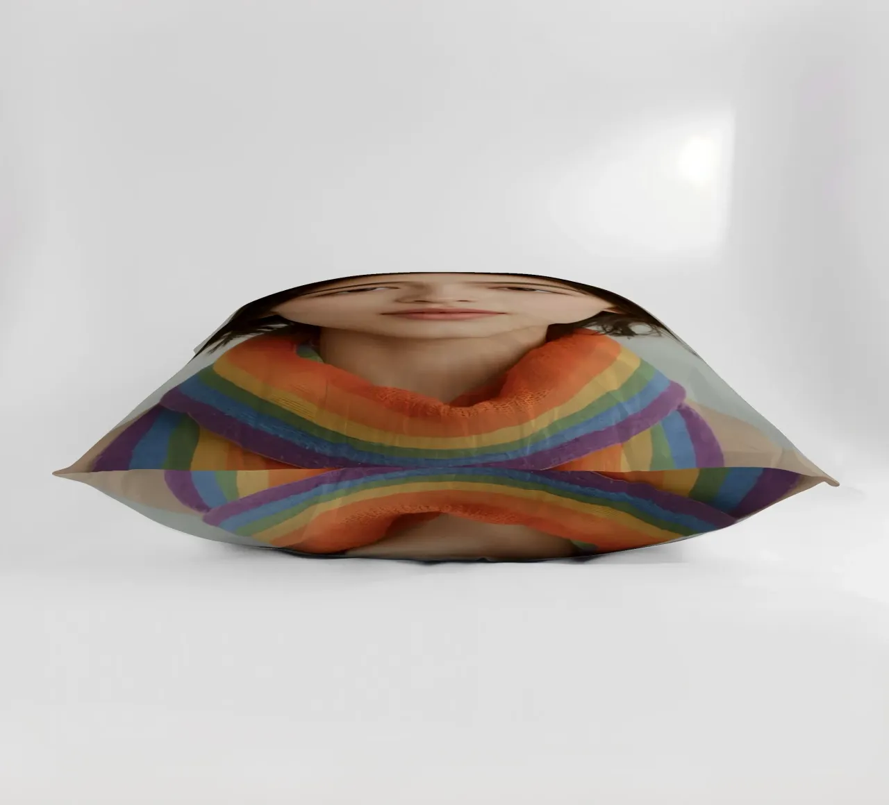 Ritratto di donna con sciarpa arcobaleno cuscino da DesignDoodle