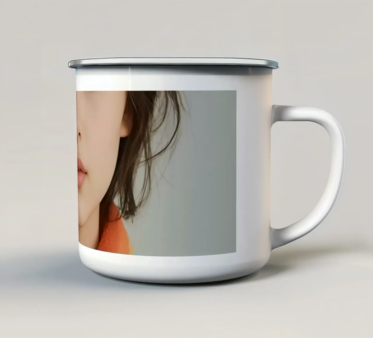 Ritratto di donna con sciarpa arcobaleno tazza in smalto da DesignDoodle