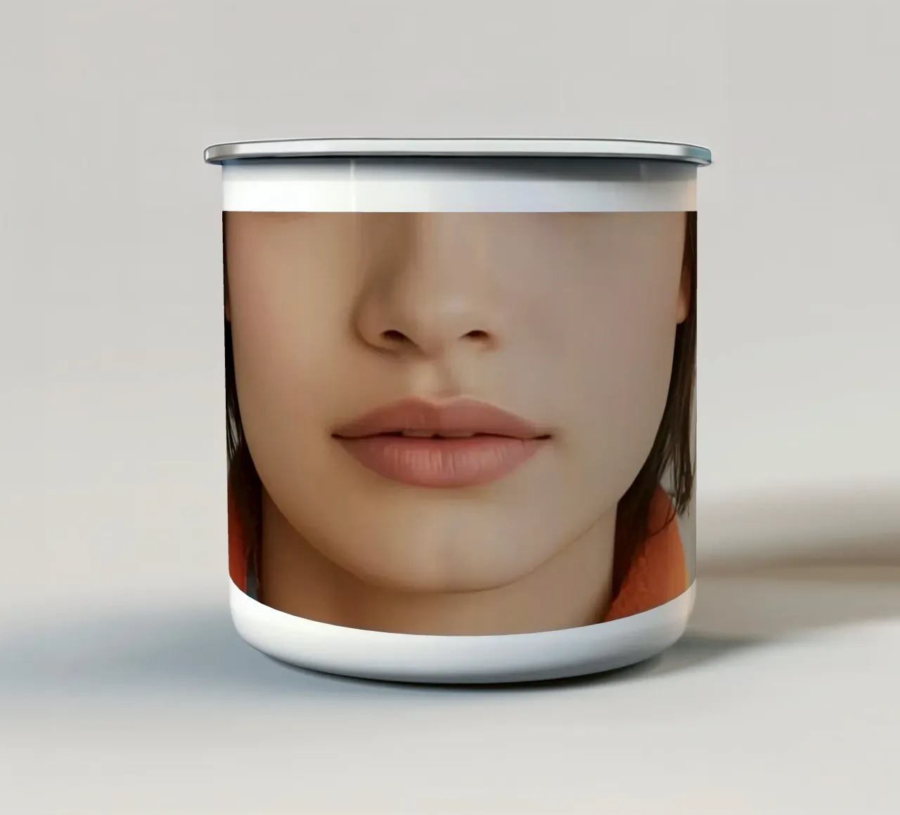 Ritratto di donna con sciarpa arcobaleno tazza in smalto da DesignDoodle