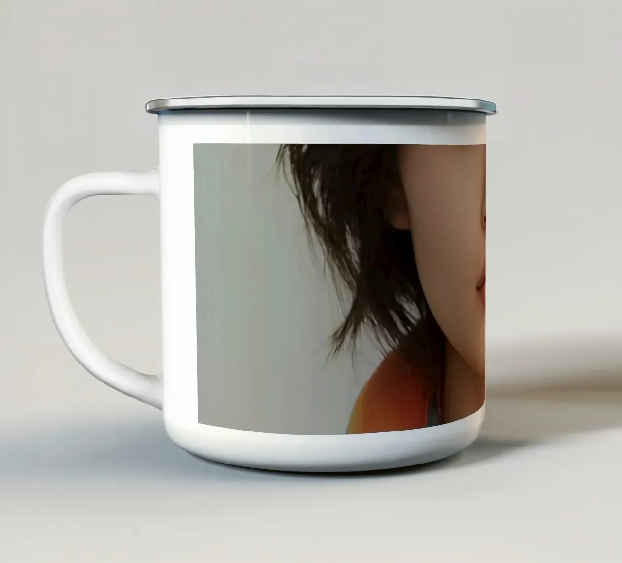 Ritratto di donna con sciarpa arcobaleno tazza in smalto da DesignDoodle