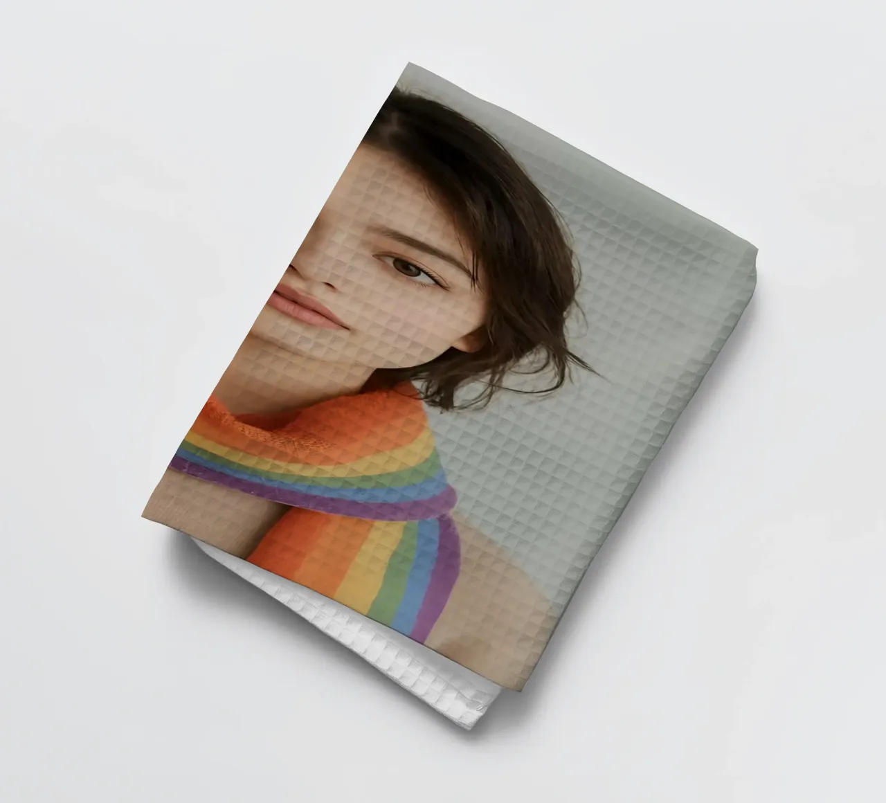 Portrait de femme avec une écharpe arc-en-ciel torchon de DesignDoodle
