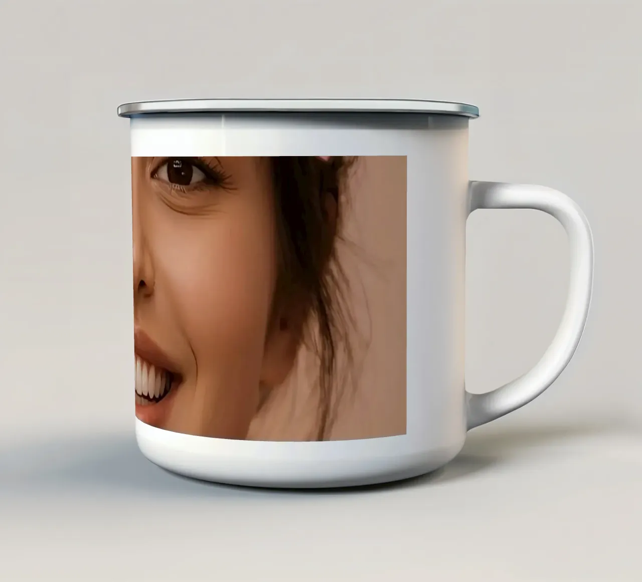 Donna sorridente ritratto con forme di cuore tazza in smalto da DesignDoodle