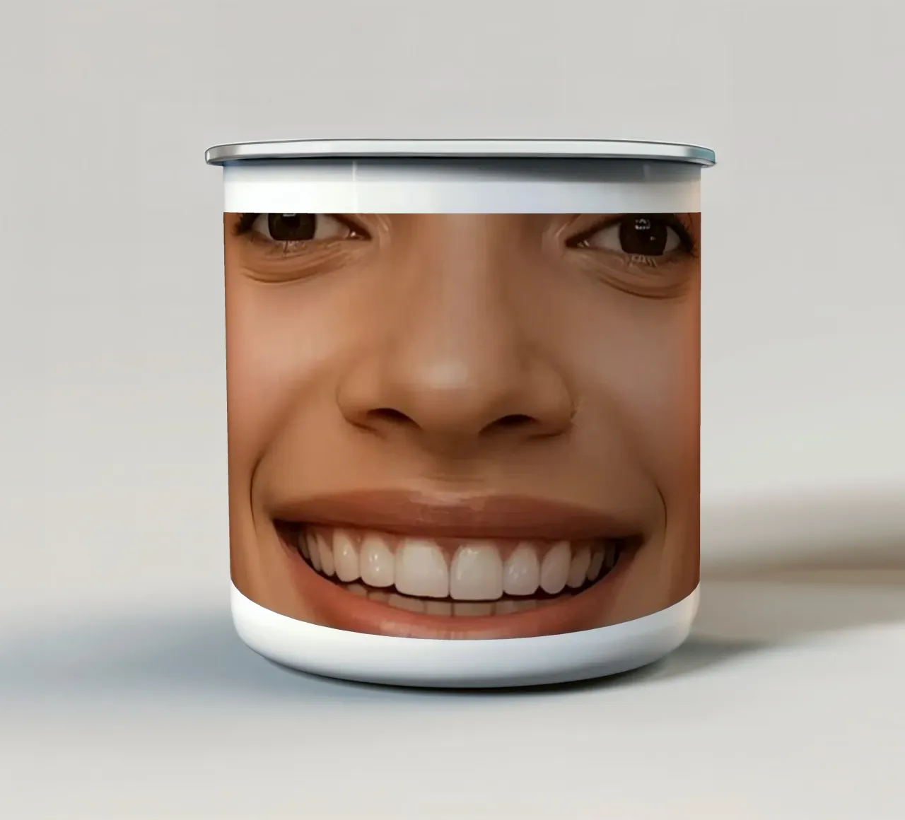 Donna sorridente ritratto con forme di cuore tazza in smalto da DesignDoodle