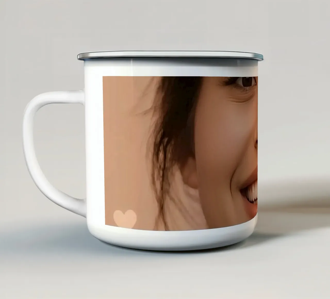 Donna sorridente ritratto con forme di cuore tazza in smalto da DesignDoodle