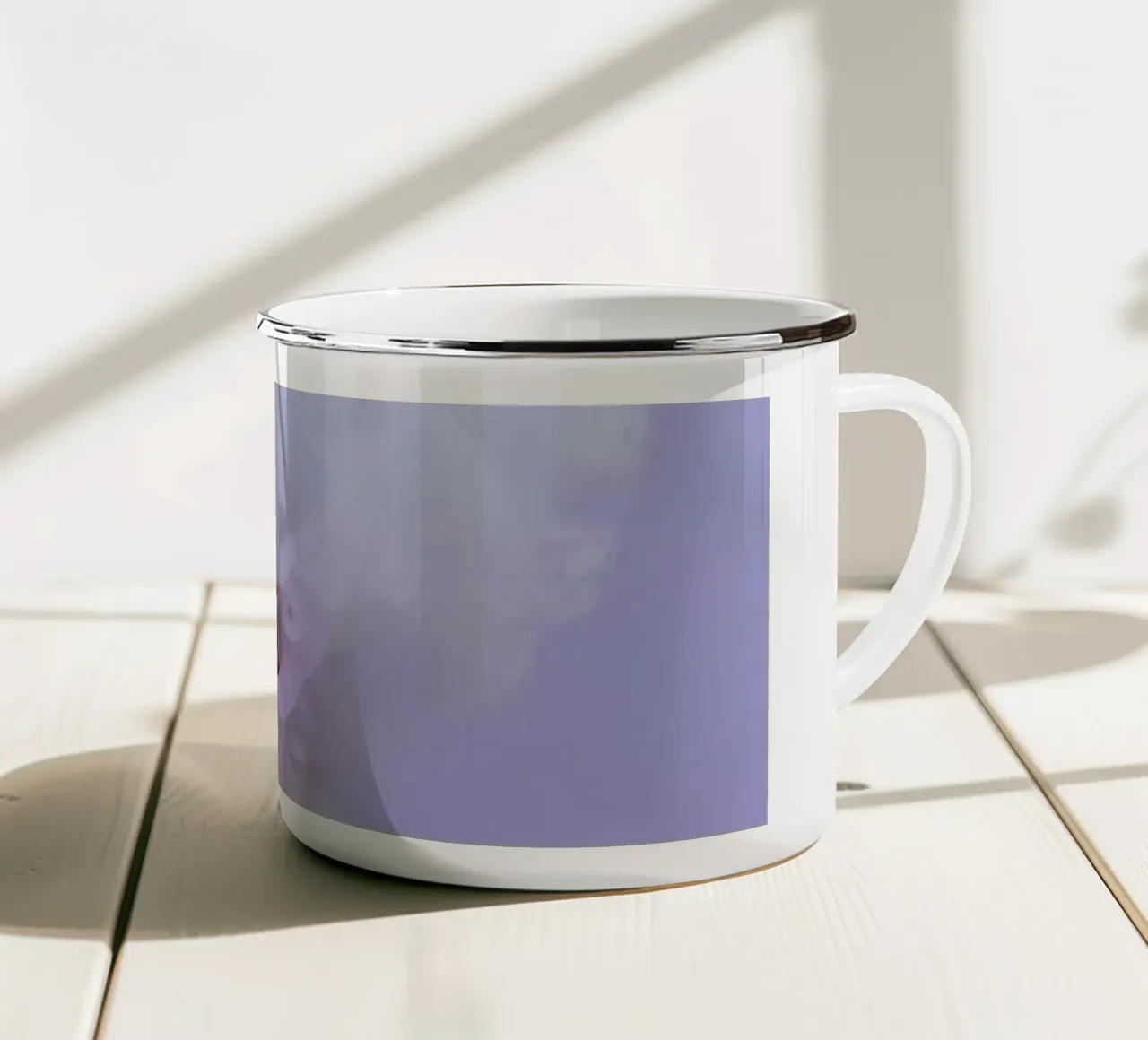 Vrouw met witte wolk op paarse achtergrond emaille mok van DesignDoodle