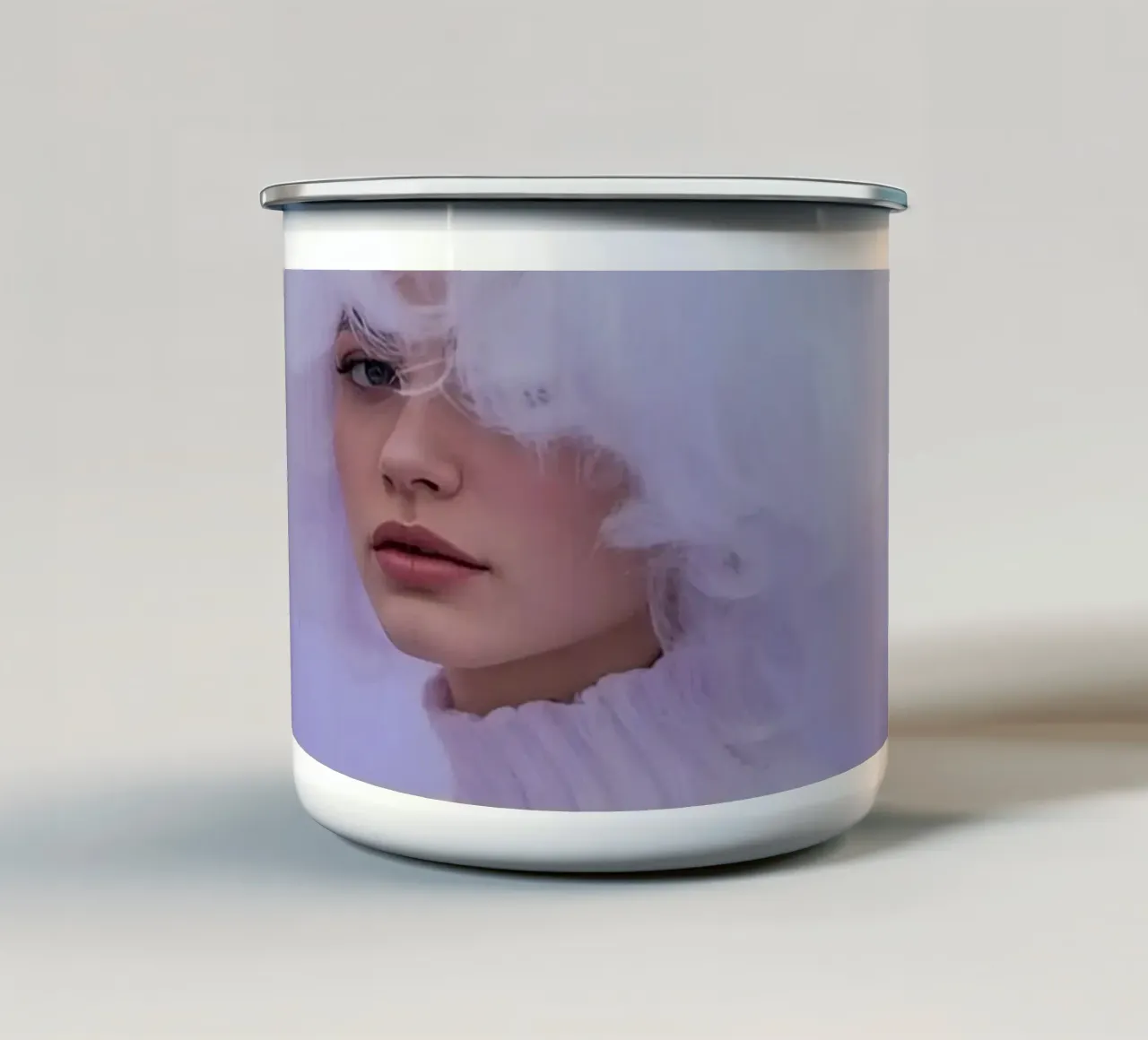 Vrouw met witte wolk op paarse achtergrond emaille mok van DesignDoodle