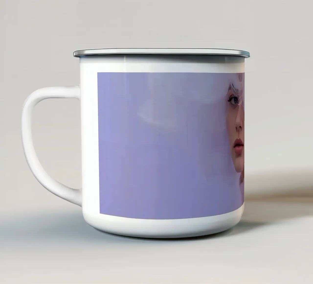 Vrouw met witte wolk op paarse achtergrond emaille mok van DesignDoodle