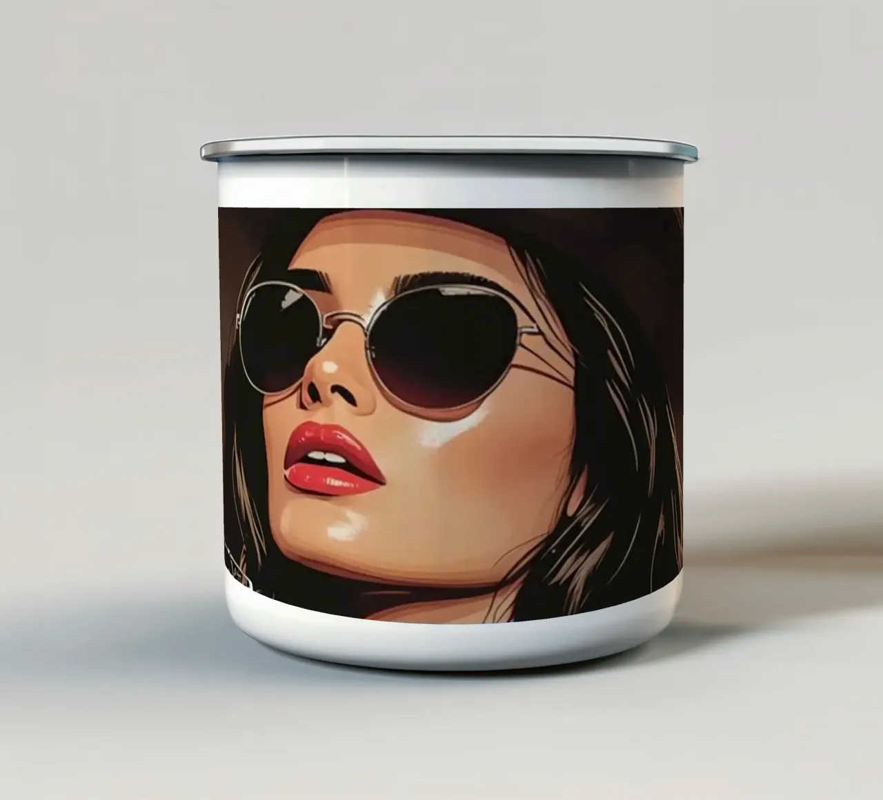 Donna con occhiali da sole e cappello tazza in smalto da DesignDoodle