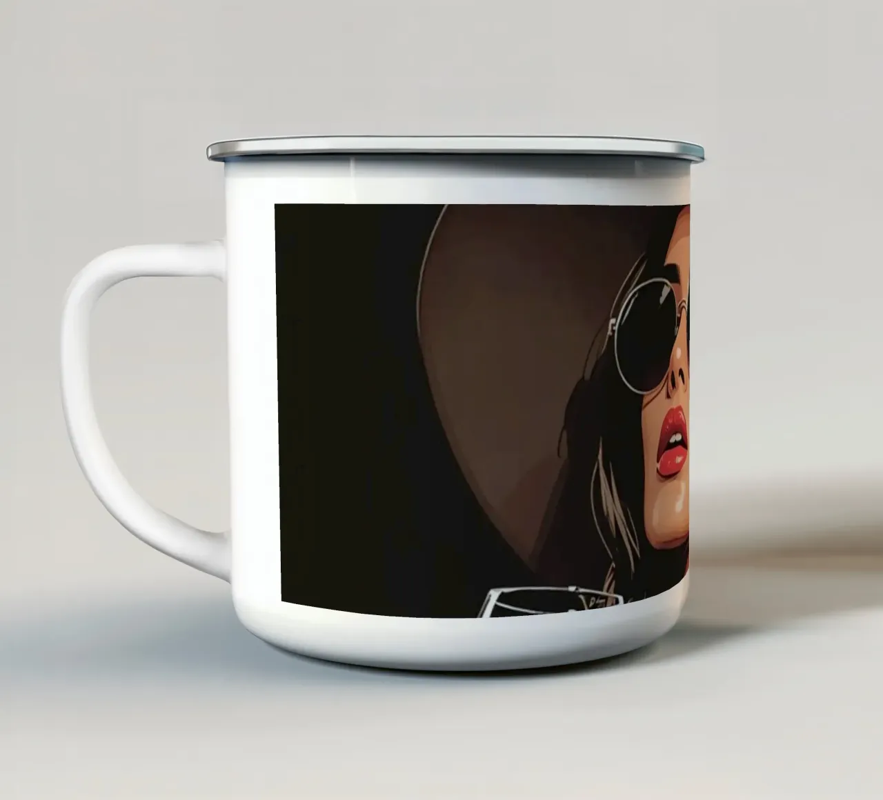 Donna con occhiali da sole e cappello tazza in smalto da DesignDoodle