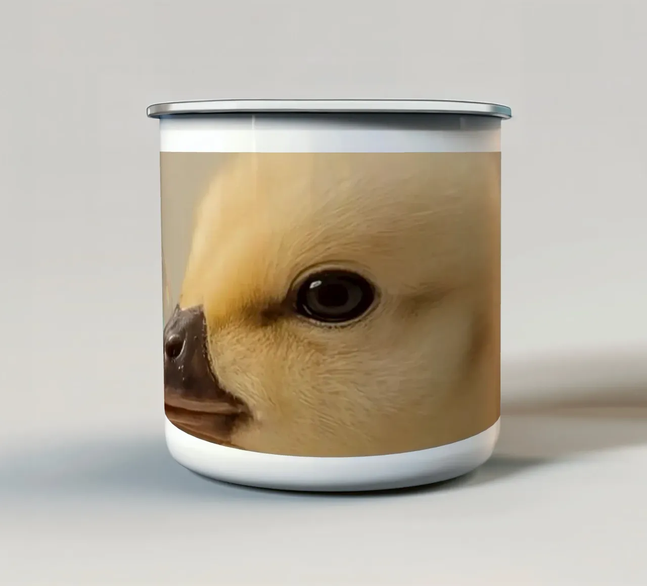 Anatroccolo giallo con bolla sul becco tazza in smalto da DesignDoodle