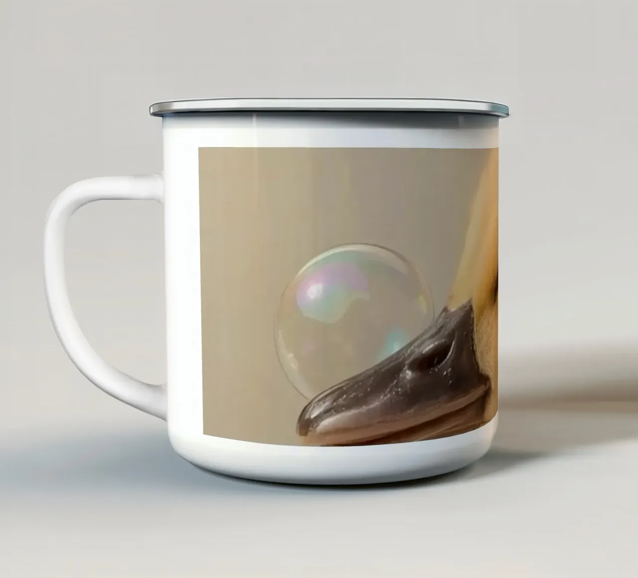 Anatroccolo giallo con bolla sul becco tazza in smalto da DesignDoodle