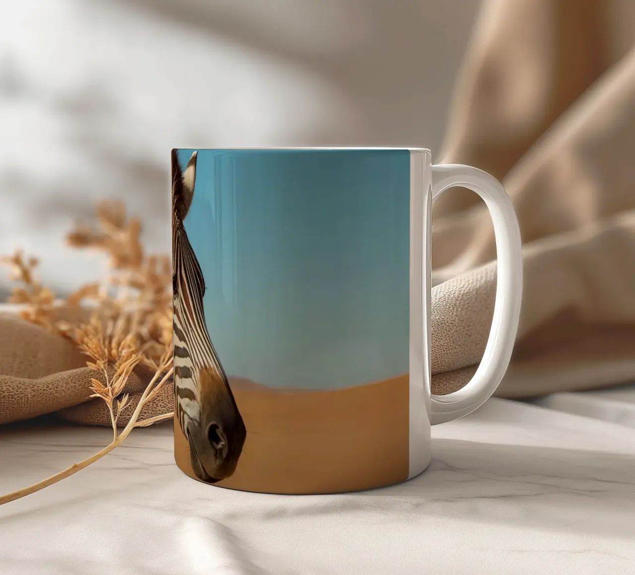 Zebra con strisce colorate nel deserto tazza in ceramica da DesignDoodle