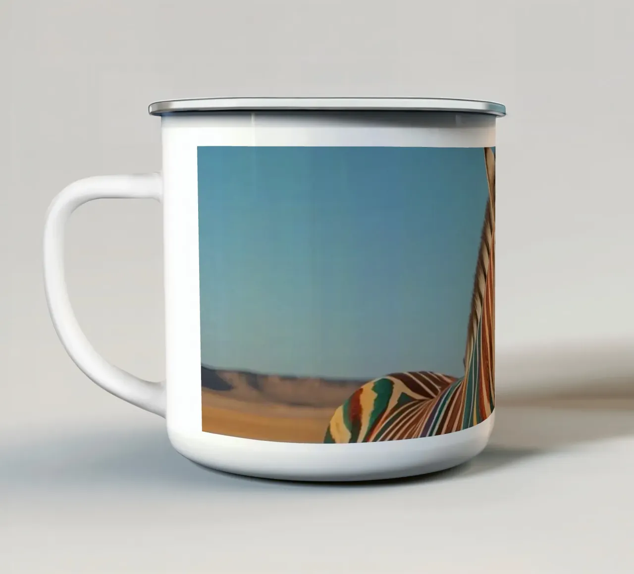 Zebra con strisce colorate nel deserto tazza in smalto da DesignDoodle
