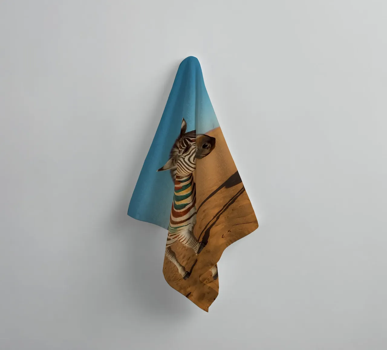 Zebra con strisce colorate nel deserto asciugamano da bagno da DesignDoodle