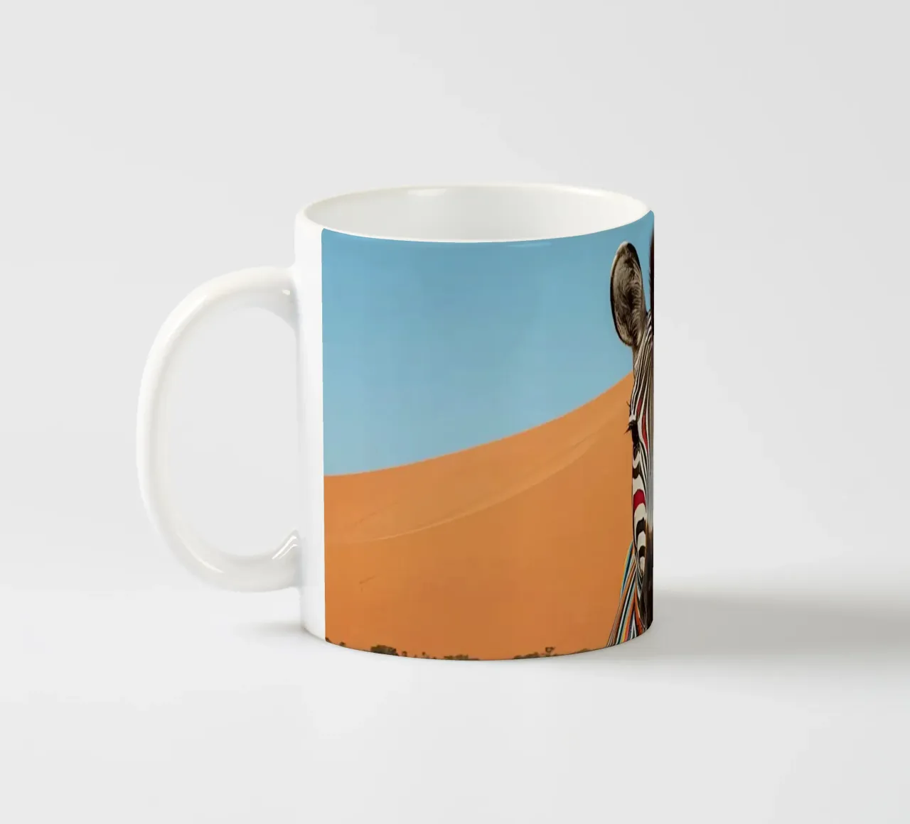 Zebra a strisce arcobaleno in un paesaggio desertico tazza in ceramica da DesignDoodle