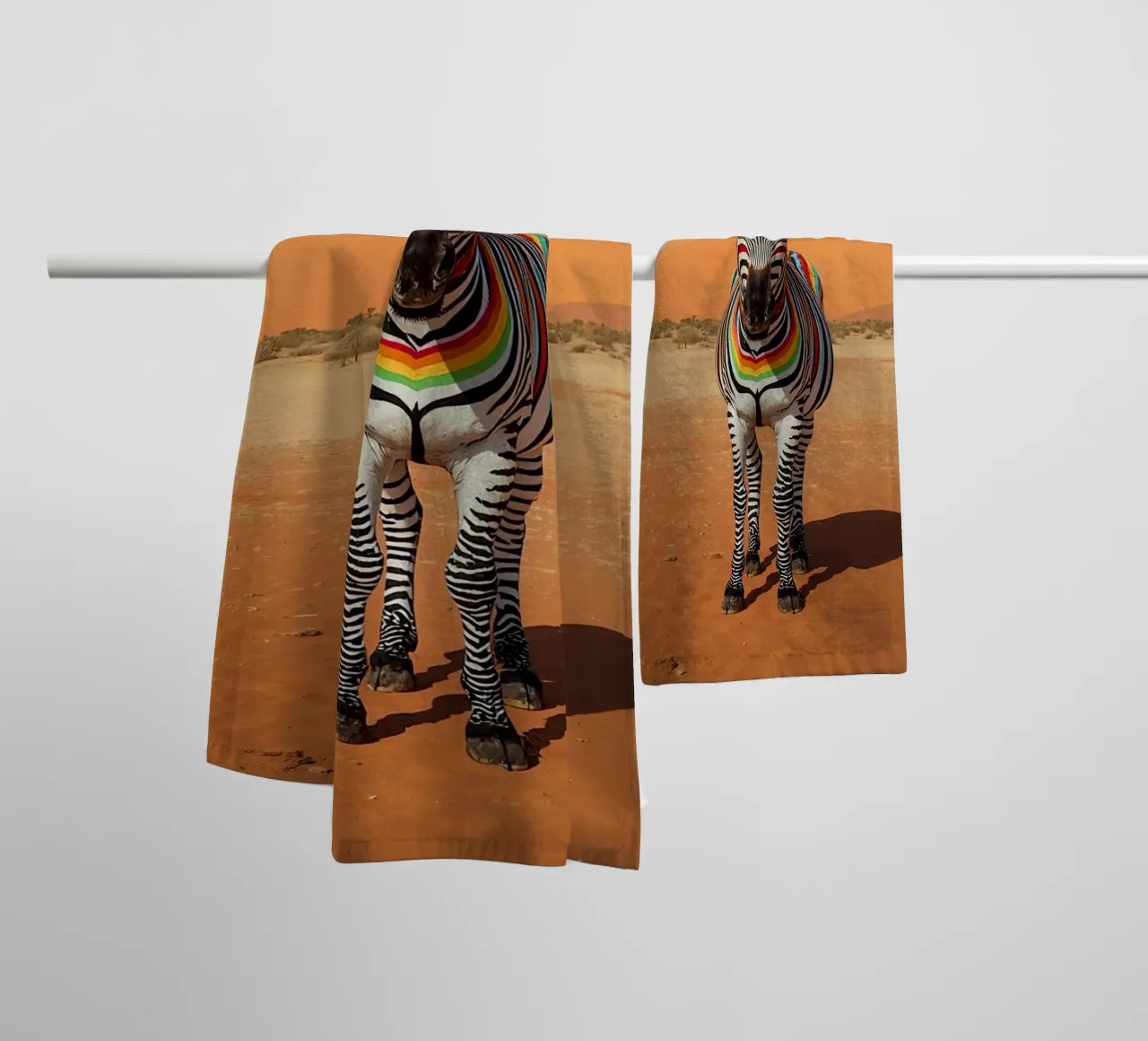 Zebra a strisce arcobaleno in un paesaggio desertico asciugamano da bagno da DesignDoodle