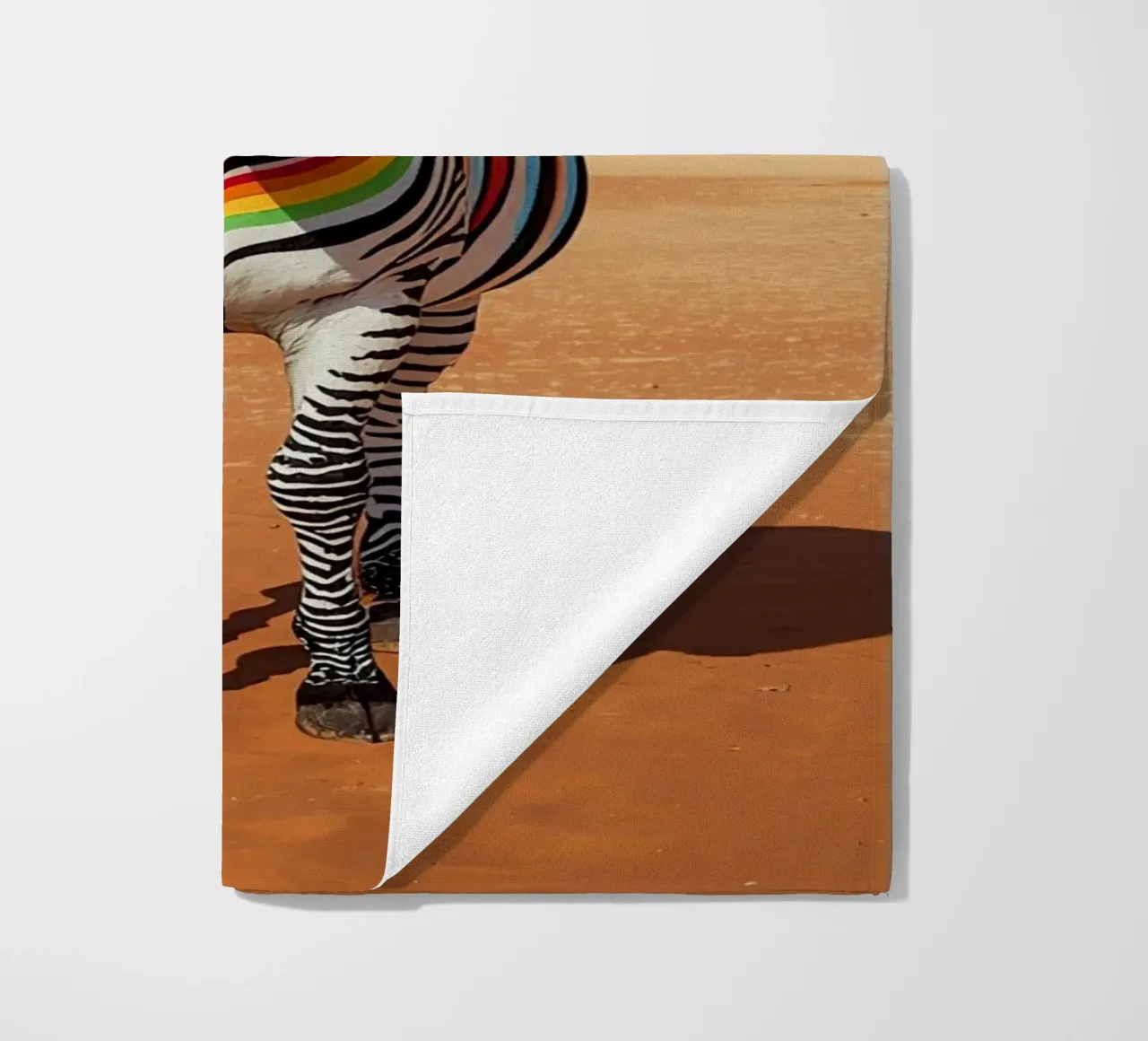 Zebra a strisce arcobaleno in un paesaggio desertico telo mare da DesignDoodle