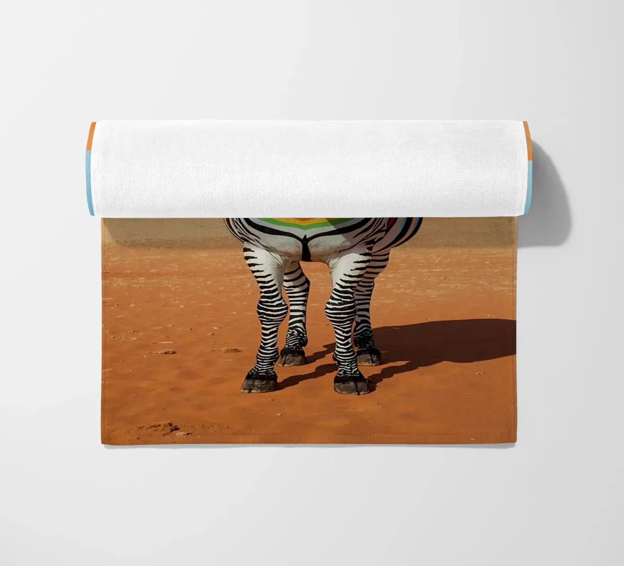 Zebra a strisce arcobaleno in un paesaggio desertico telo mare da DesignDoodle