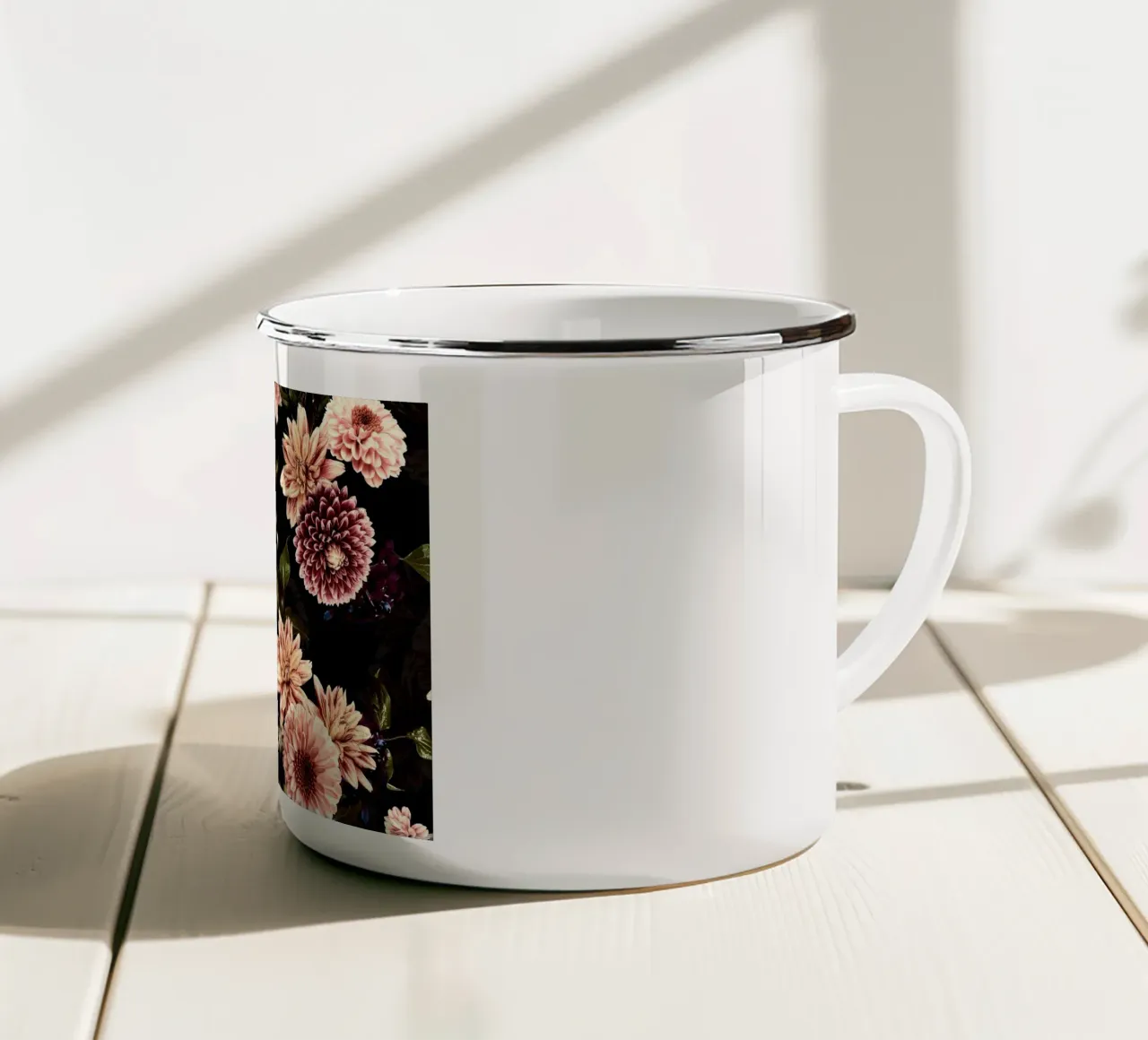 Giardino autunnale di mezzanotte con dalie e fiori di gerbera tazza in smalto da Vintage World - Uta Naumann