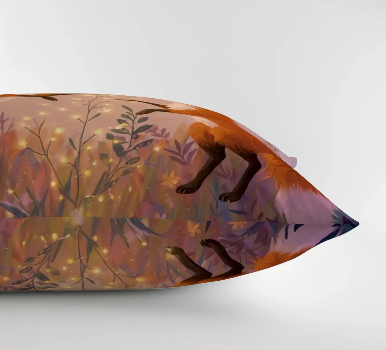 Due volpi in piedi con piante e farfalle luminose cuscino da DesignDoodle