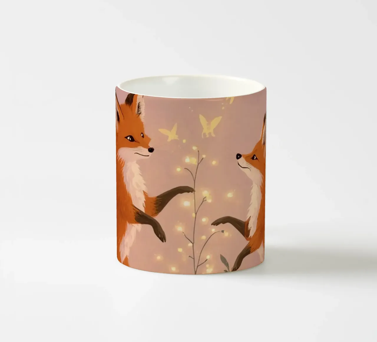 Due volpi in piedi con piante e farfalle luminose tazza in ceramica da DesignDoodle
