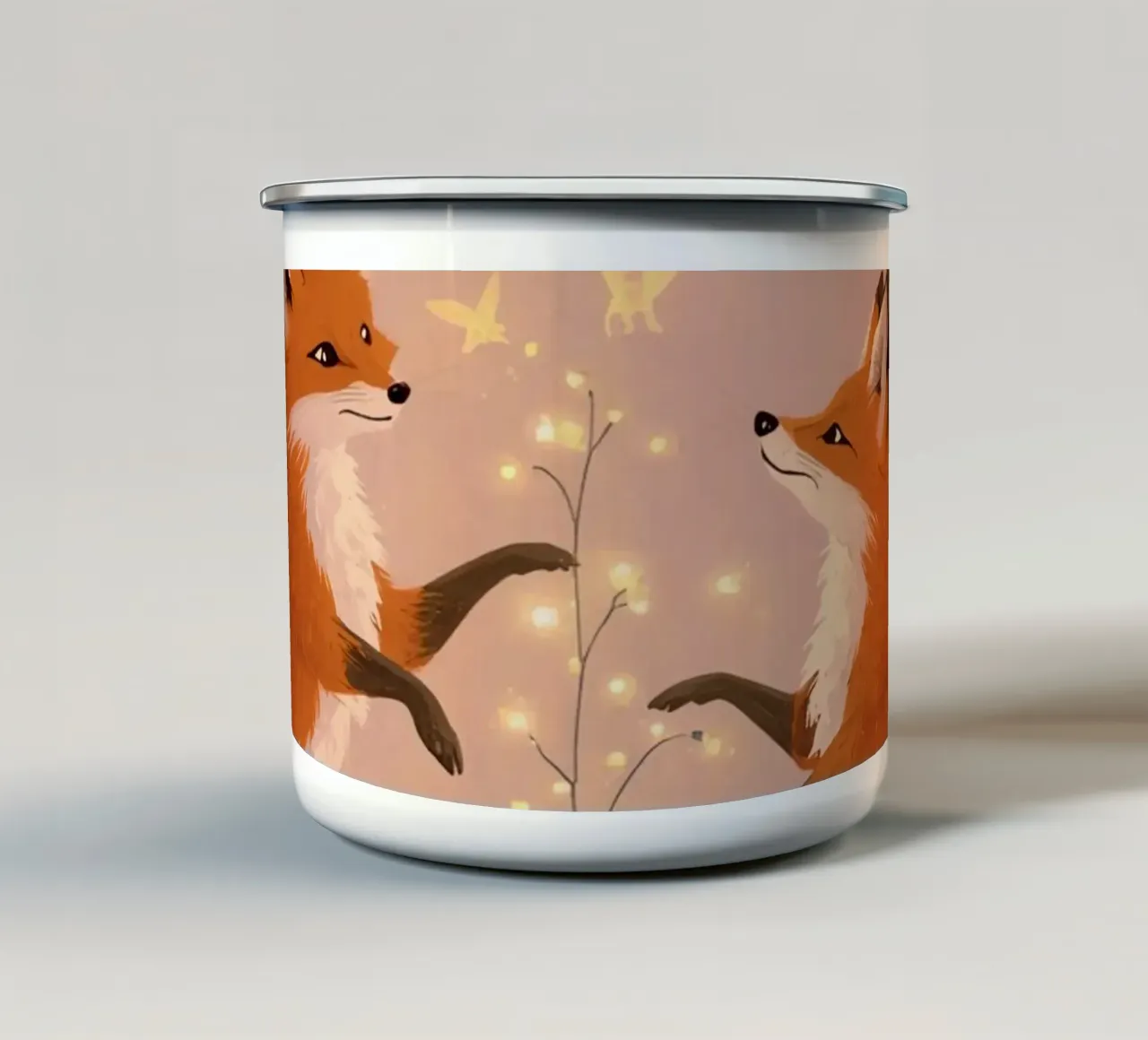 Due volpi in piedi con piante e farfalle luminose tazza in smalto da DesignDoodle