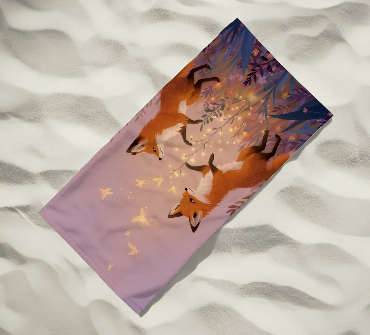 Due volpi in piedi con piante e farfalle luminose telo mare da DesignDoodle