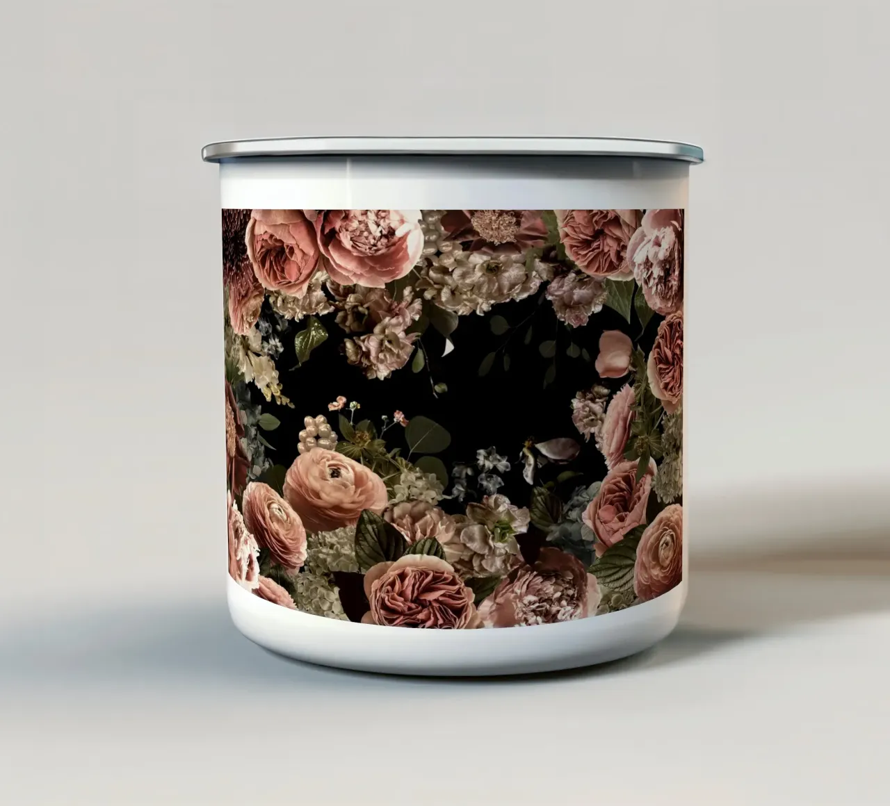 Romantico giardino di mezzanotte con rose e peonie in fiore tazza in smalto da Vintage World - Uta Naumann