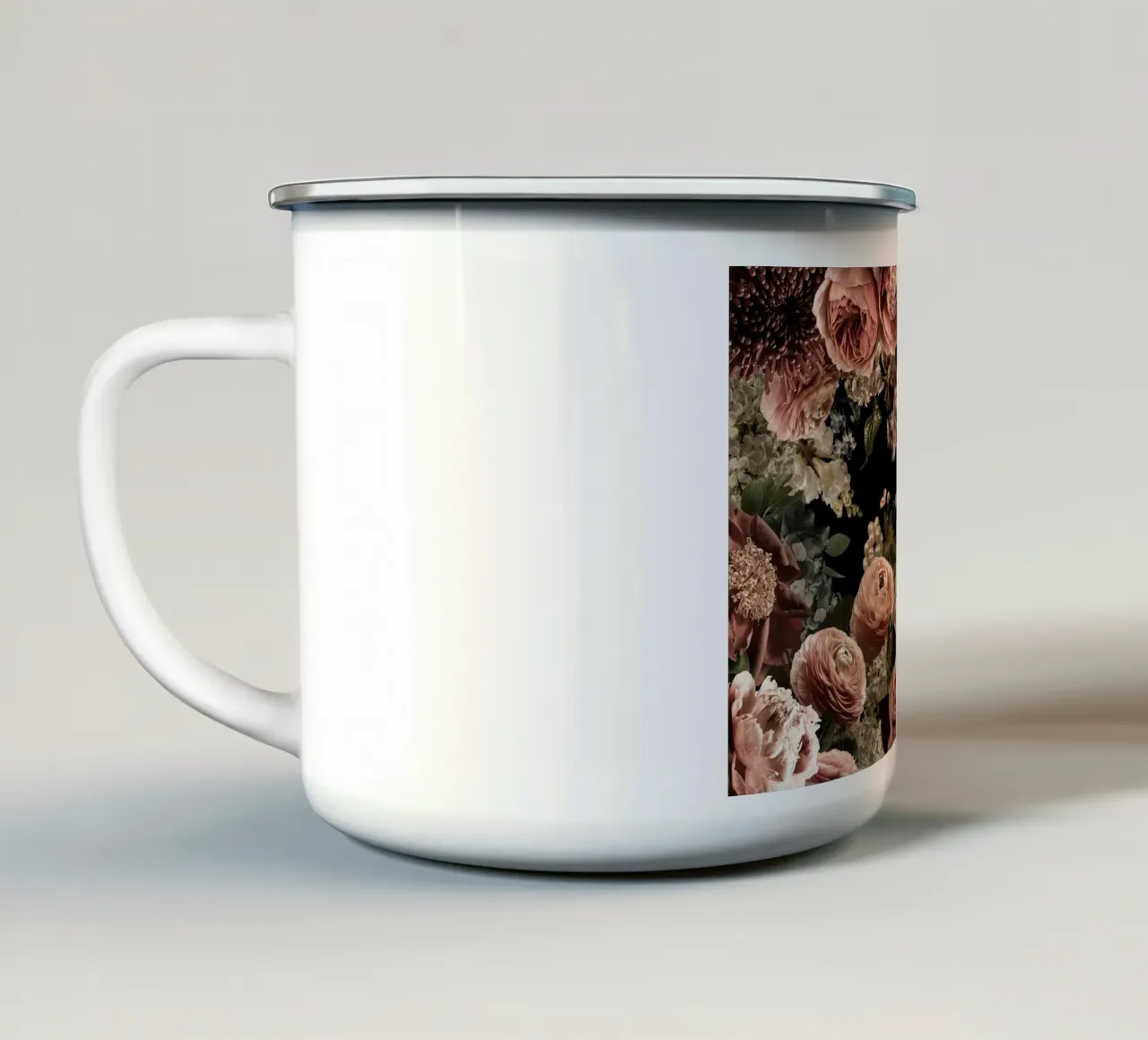 Romantico giardino di mezzanotte con rose e peonie in fiore tazza in smalto da Vintage World - Uta Naumann