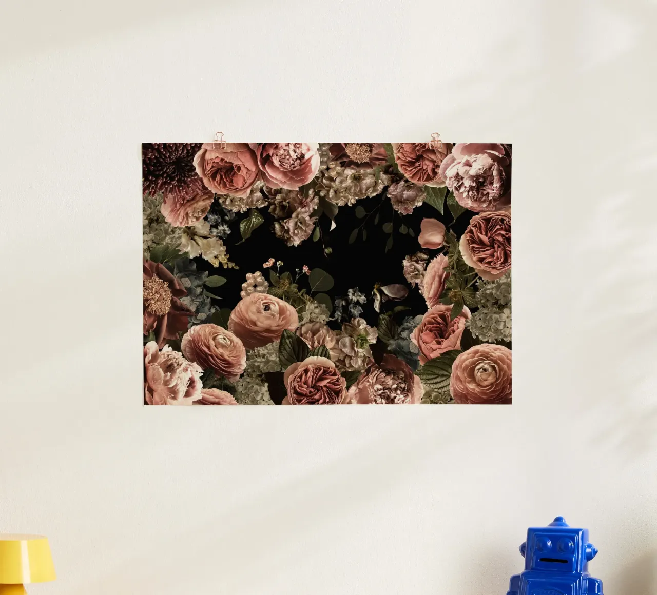 Romantico giardino di mezzanotte con rose e peonie in fiore poster da Vintage World - Uta Naumann