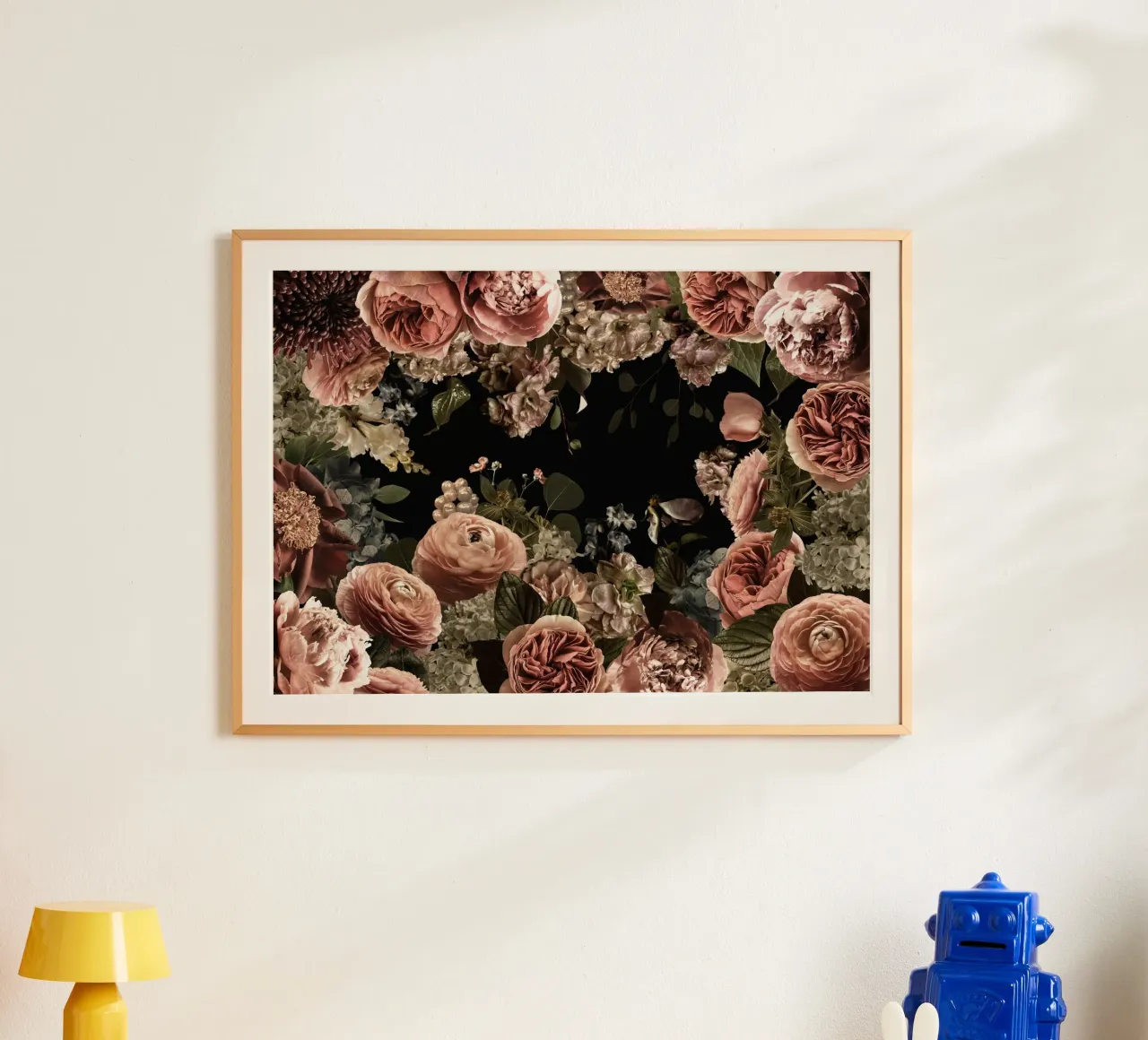 Romantico giardino di mezzanotte con rose e peonie in fiore poster da Vintage World - Uta Naumann