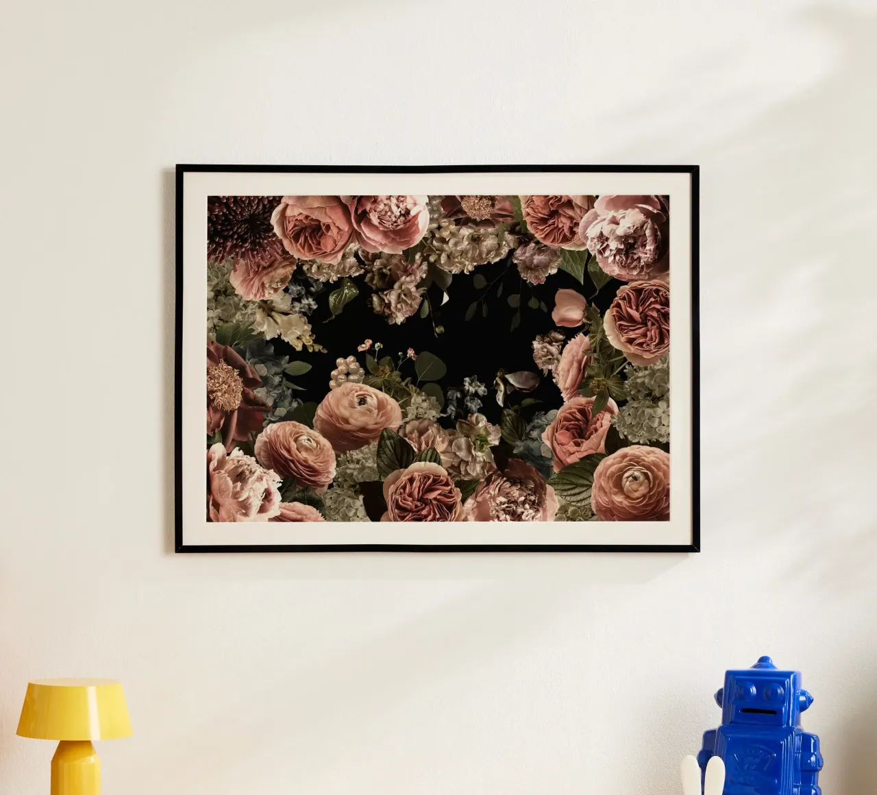 Romantico giardino di mezzanotte con rose e peonie in fiore poster da Vintage World - Uta Naumann
