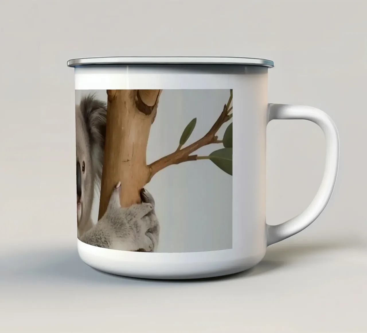 Koala che tiene in mano un ramo di eucalipto tazza in smalto da DesignDoodle