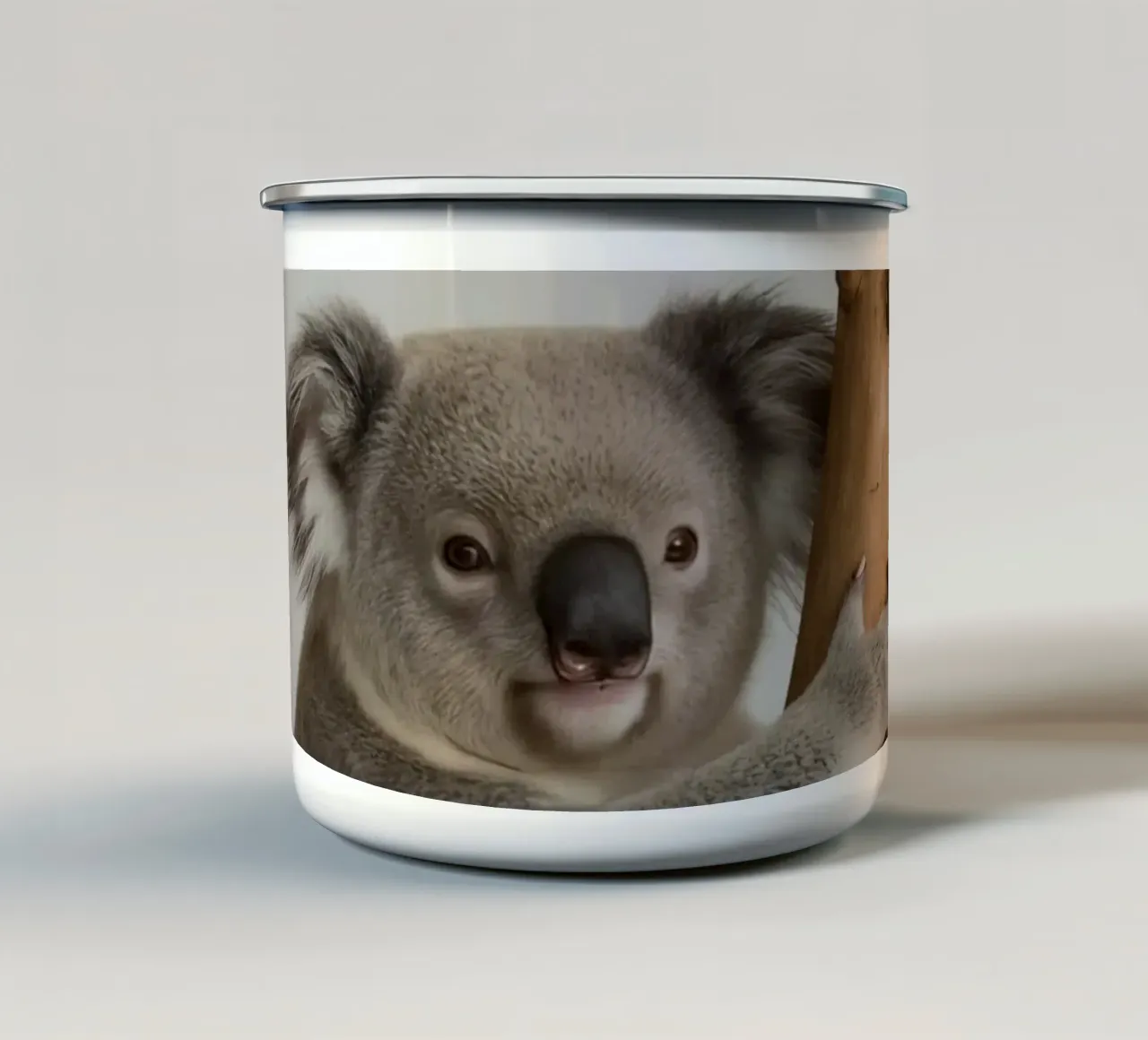 Koala che tiene in mano un ramo di eucalipto tazza in smalto da DesignDoodle
